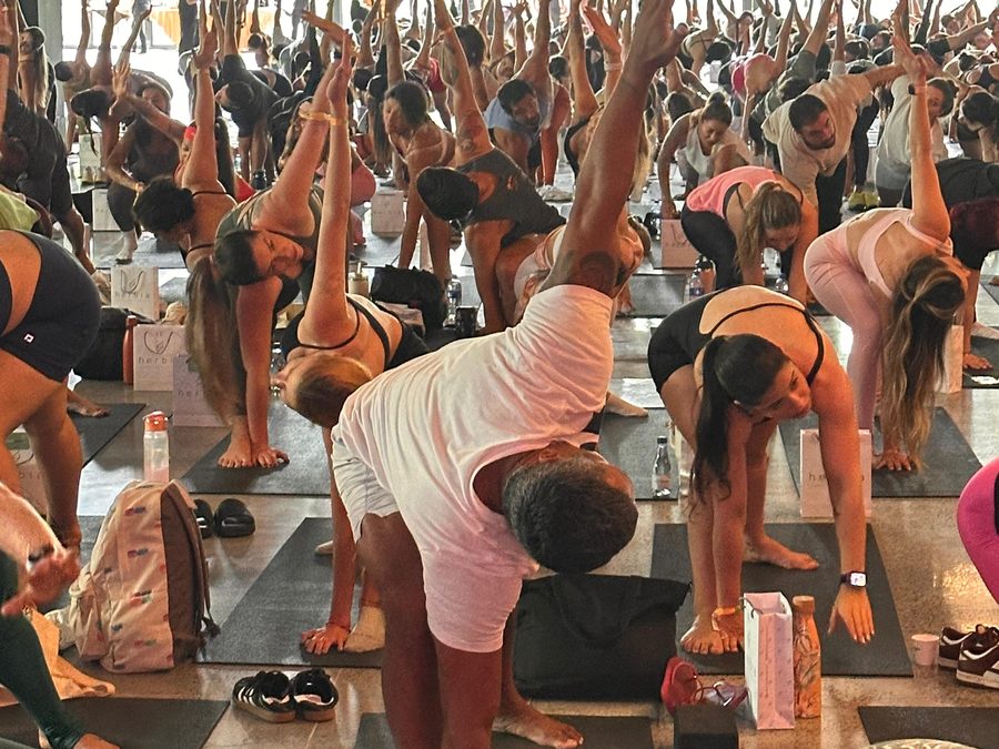 Turma de yoga em evento com a Tata Vidal