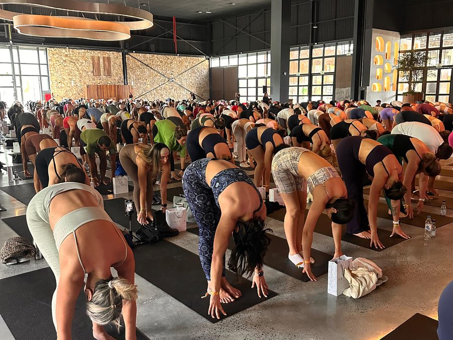 Turma de yoga em evento com a Tata Vidal