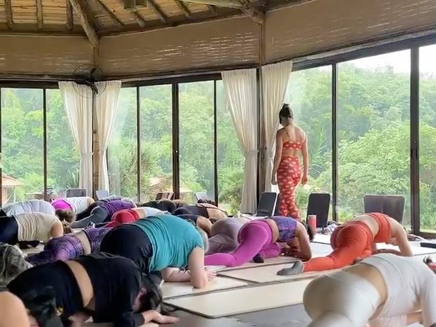 Turma de yoga em evento com a Tata Vidal